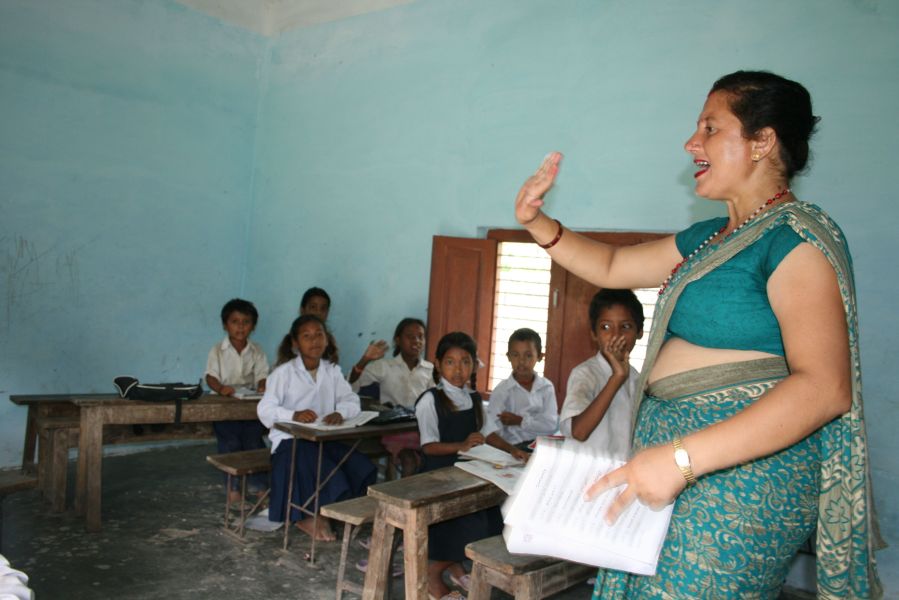 Mrs. Maya underviser i engelsk