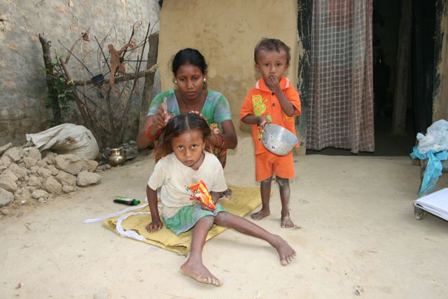 Anjali og Asi spiser morgenmad