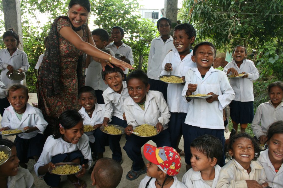 Så er der mad! Ungerne får kichadi: linser, ris, ingefær og løg