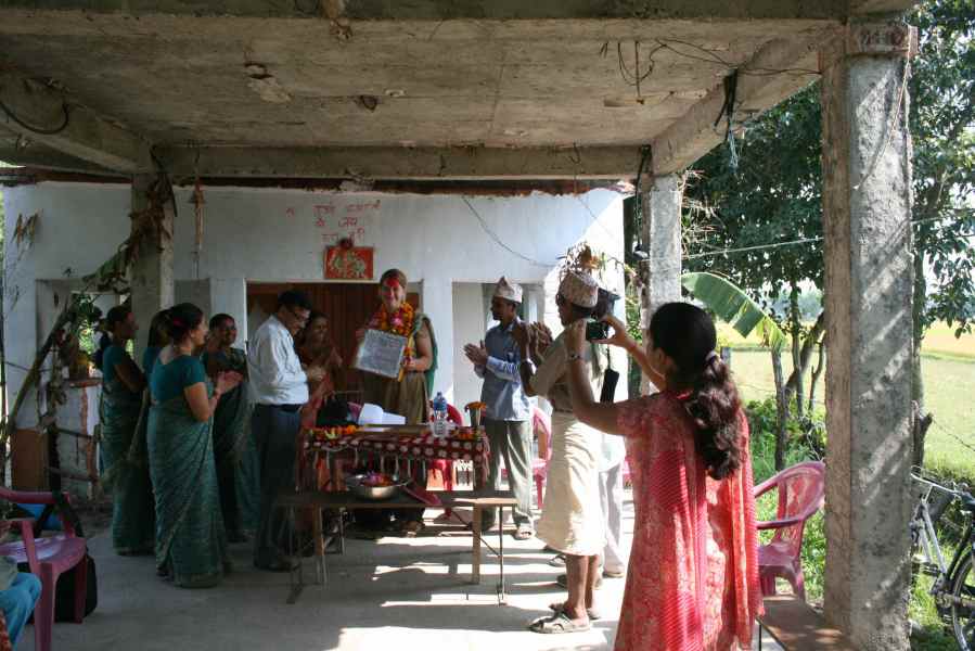 Udenfor Shanti Priya Primary school foran det lille tempel