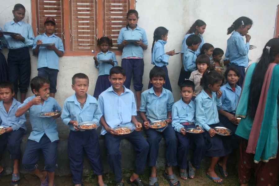 børn fra Shree Laxmi spiser frokost