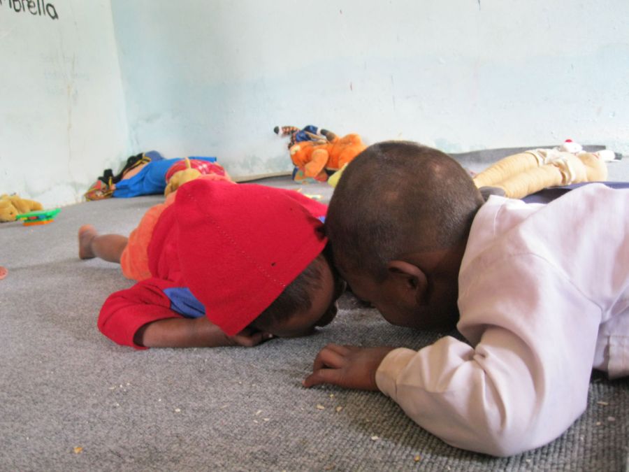 børn der slikker gulvet i klassen