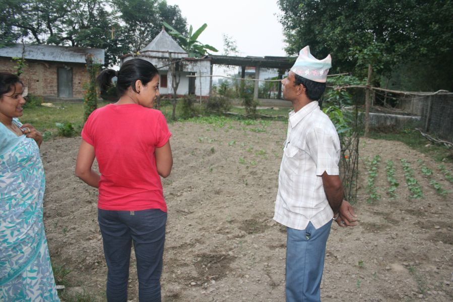 Luna og Raju i haven