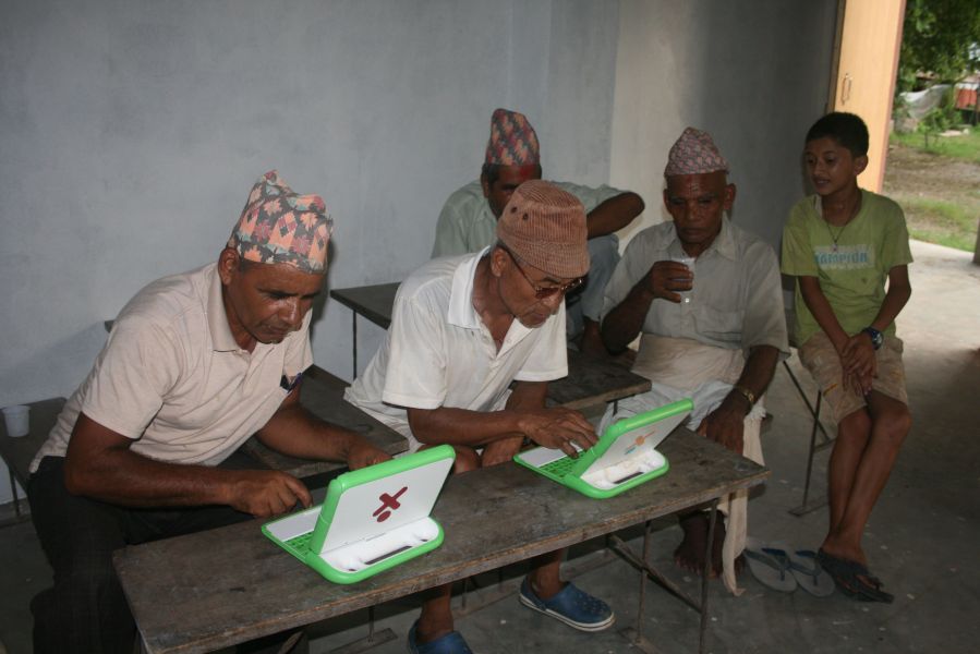 et par af herrerne fra skolebestyrelsen. De var dybt koncentrerede