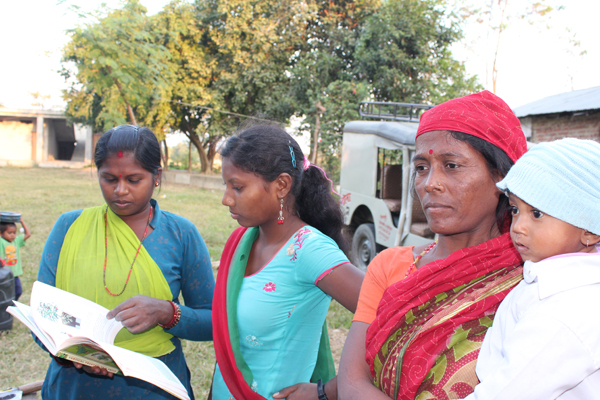 Mødrene fra Soiya har ikke de store læsefærdigheder, men bogen om vertikale haver har nogle ret gode billeder.