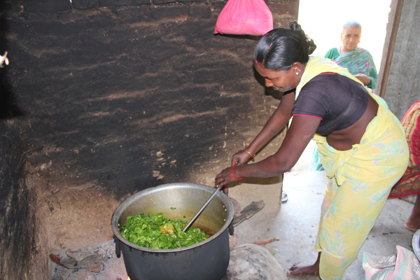 Hver dag bliver der på skolen lavet med til mellem 180 - 250 børn. Som en forsøgsordning laver mødrene fra Soiya mad på skift en gang om ugen.