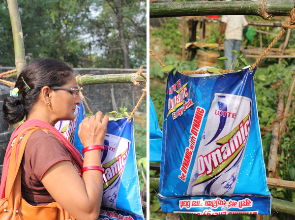 Udover tønder hænge vi også poser op. De her er lavet af brugt reklamemateriale. Det er mødrene, der har syet reklamerne sammen til perfekte poser. Lærerne var ret nysgerrige efter denne nye ide.