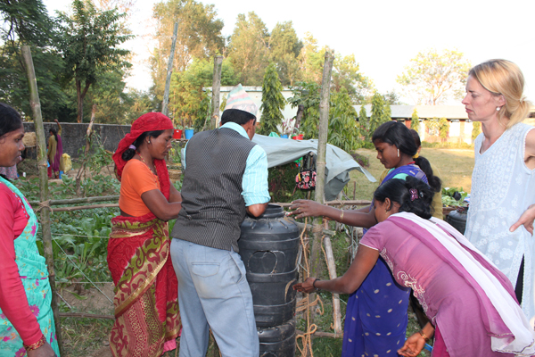 Da alle hullerne var skåret, gik vi i gang med at fylde jord i at surre tønderne fast til et stakit af bambus.