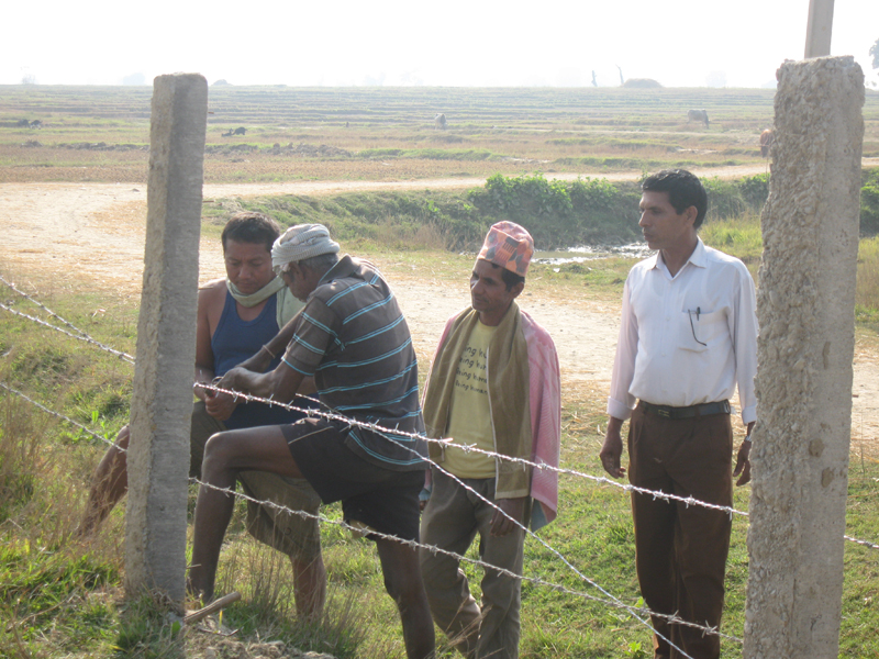 Det viste sig, at der var endnu en grund til, at det gik trægt med haven. Der var nemlig flere grupper i lokalsamfundet, som i årevis havde kæmpet om at bestemme, hvad området skulle bruges til! Det at hegne ind var altså både praktisk men også symbolsk ift. at sige: Det her er skolens område.