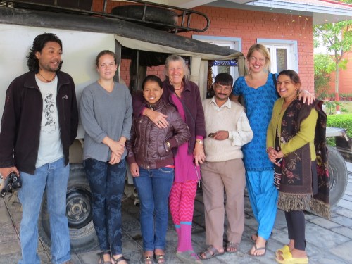 Holdet, der hver dag drog fra hotellet til landsbyen i Nepals mest larmende og skramlende jeep. Bilen kørte kun til høj musik. I midten Lis Rasmussen og tolken Sukumaya. Til højre: Jeepens stolte ejer mr. Krishna Paudel,  Anne Mette Nordfalk og projektleder Menuka Neupane. Til højre praktikant Gitte Thorup og journalist på radio Kantipur Prajwal Khadka.