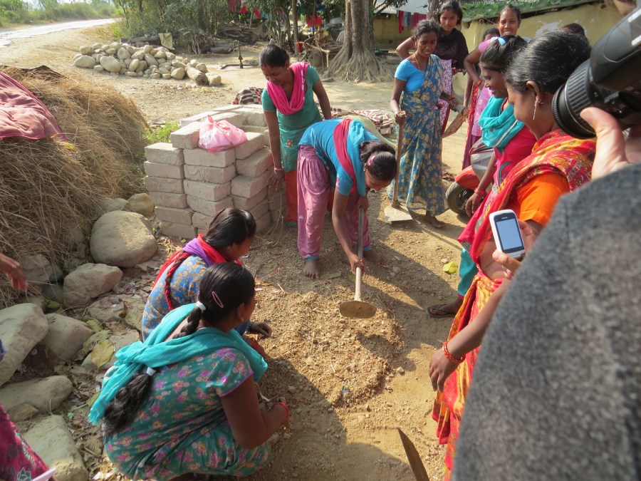 Det tredje skuespil handlede om, hvordan de, som har været i Kathmandu lærer fra sig til deres medsøstre. Det, synes alle, var rigtig fint. Vi fik genne teaterstykket en god snak om, at det ikke er altid at undervisere er enige i, hvordan noget skal gøres. Fx. har Lis sagt, at der skal plantes i lige rækker. Mens underviseren mr. Dhungana har sagt, at man kan samplante..