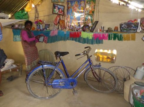Den her cykel fik Sabitris søn Budiram, så han lettere kunne komme til tuition og hans mor dermed kunne få ham til at færdiggøre sin 10.klasse.