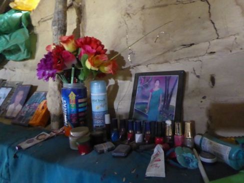 Fordi man bor med mand, svigersøn, barnebarn og fire børn i et lerhus på omkring 12 m2, så har man vel stadig brug for et "sminkebord"