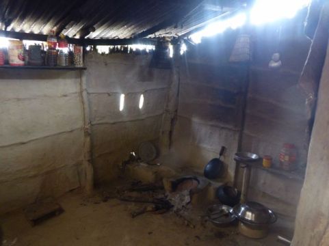 Sabitris hus har separat køkken. De små  lerklinede ildsteder findes overalt i landsbyen. Mange har ildstedet inde i selve huset.