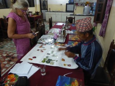 Lis Rasmussen og Durga Rokha forbereder noget af det teoretiske materiale til kurset for de nye kvinder.