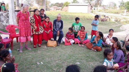 Lis Rasmussen fortæller en af de nye grupper om økologi. 