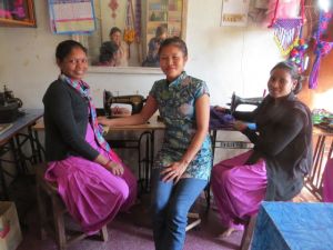 Sita og Saraswoti med deres lærer i midten.