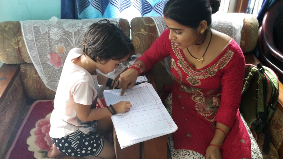 Shreestee hjælper Kristina med lektierne.