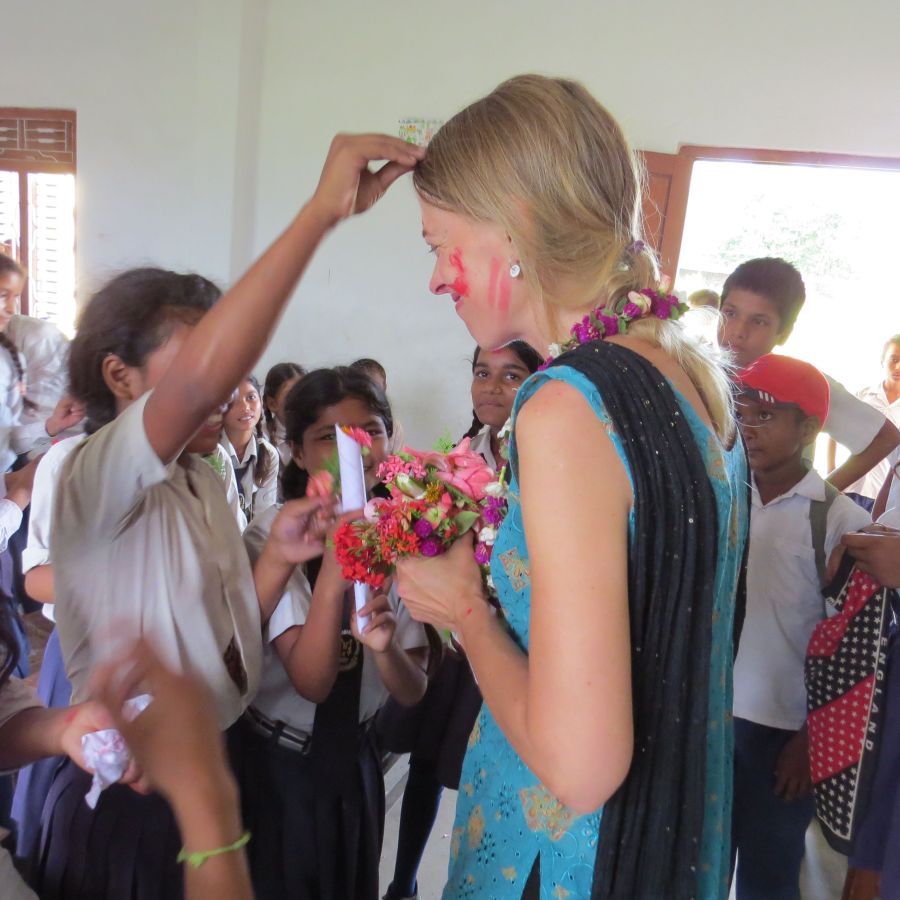 Undertegnede på besøg i lektiecafeen. Skulle have været en flue på væggen, men blev nærmere en elefant med masser af blomster og rød farve i panden!