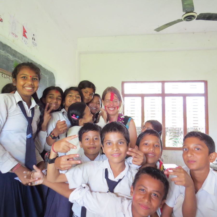 6.klasses piger. Der er to sjette klasser på skolen. Den ene bliver undervist på engelsk og den anden på nepali. I nepali-klassen går flest Dalit-børn, som Jamuna og Anjali Musahar.